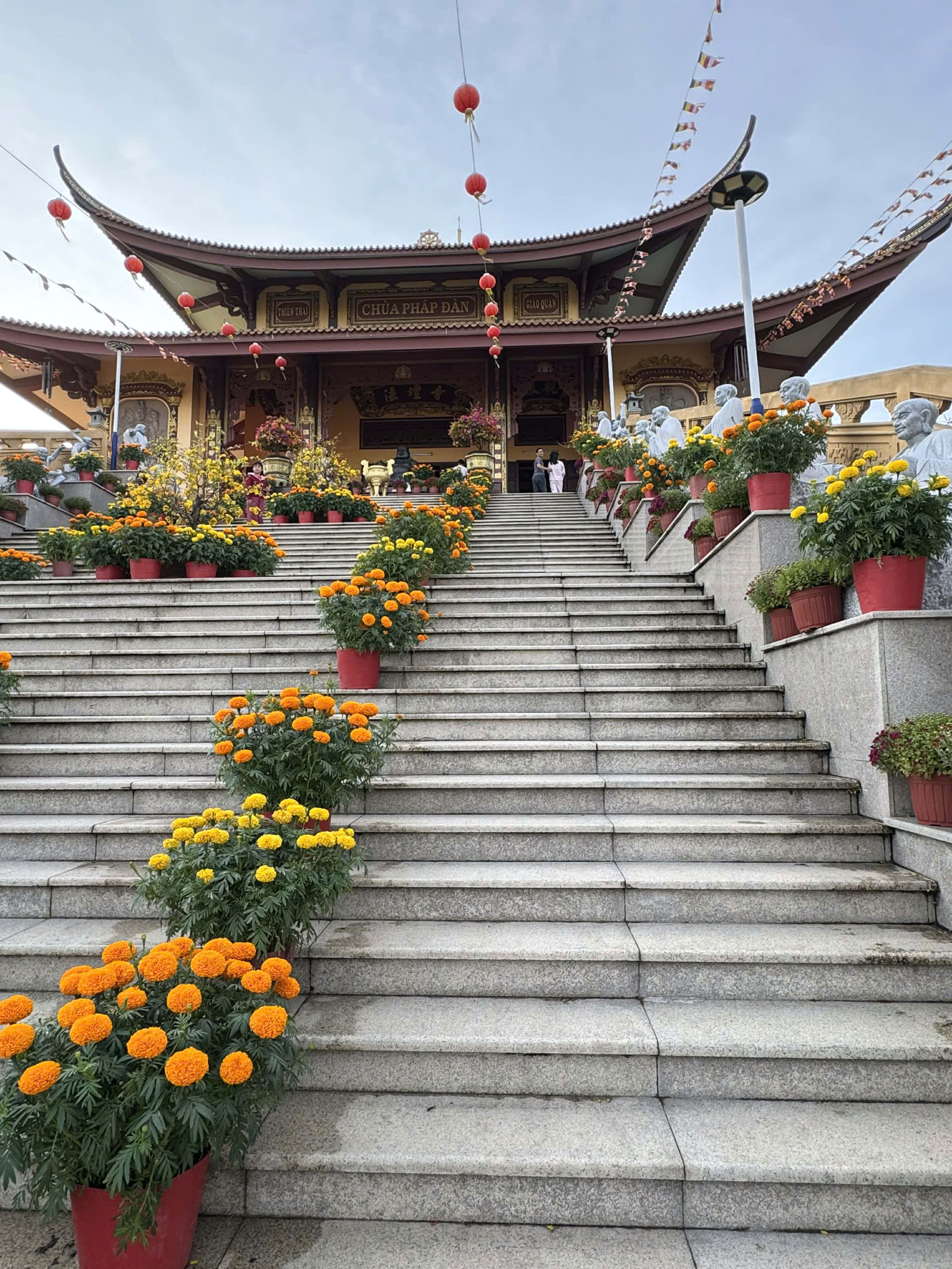 Đi chùa đầu năm